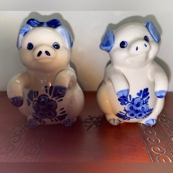 Blue White Pigs Delft look Outstretched Arms Blue Bow Salt Pepper Shakers - Picture 1 of 4
